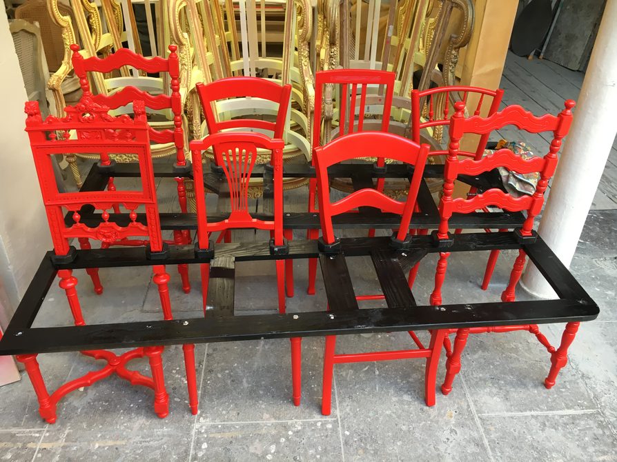 banquette-chaises_peinte-et-assemblee_02