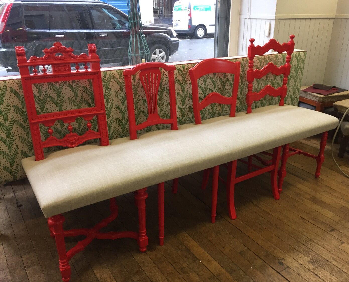 Banquette en chaises anciennes laquées rouge, projet Agence MIND, vue 3