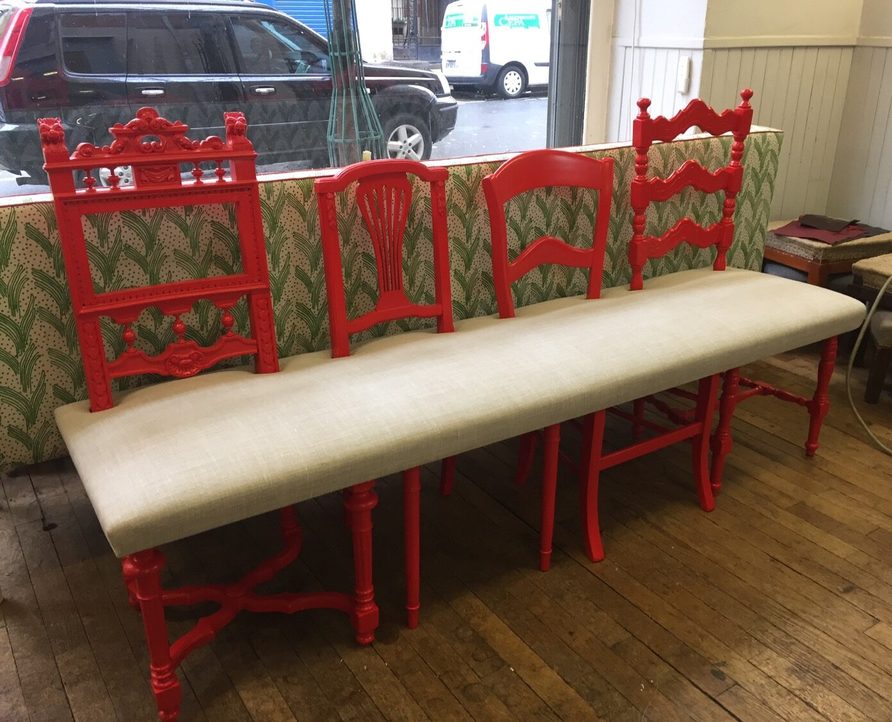 Banquette en chaises anciennes laquées rouge, projet Agence MIND, vue 3