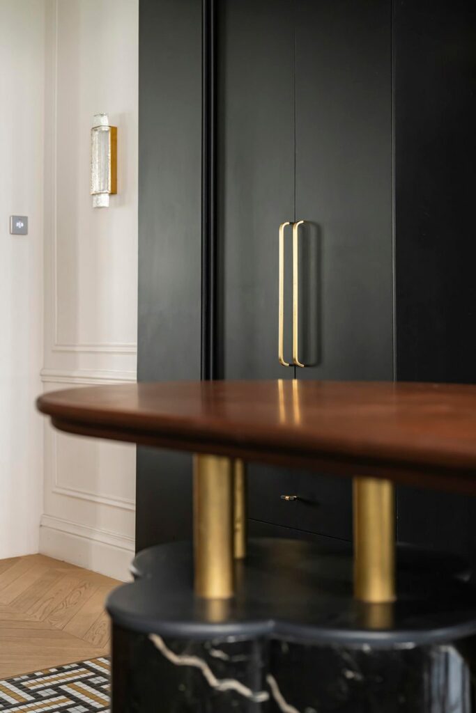 hauteville_gros-pied-table-laiton_01