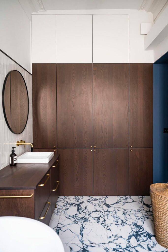 hauteville_sdb-bois-fonce-miroir_01