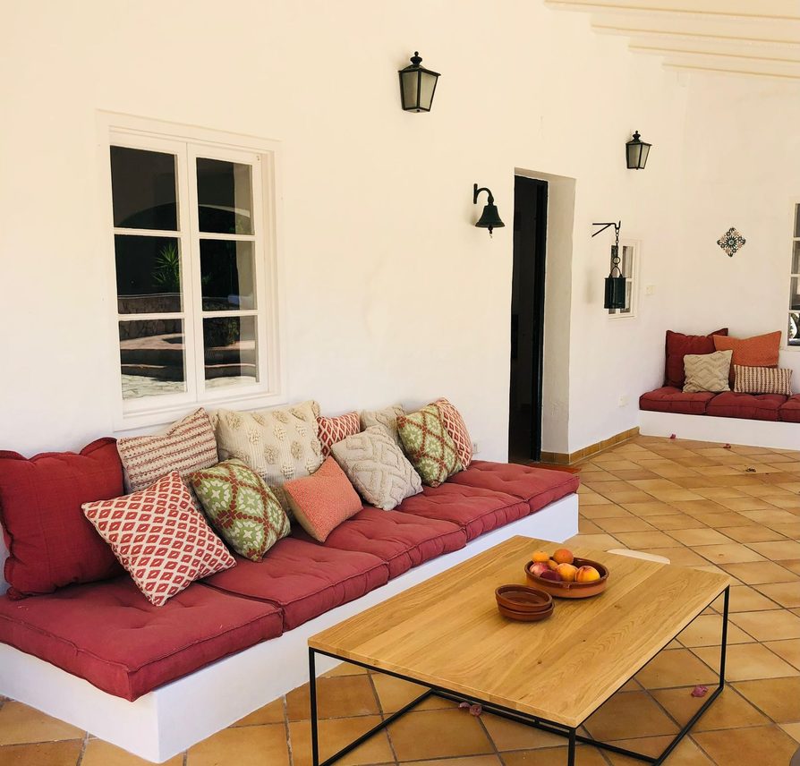 minorque_banquette-rouge-maconnee_01