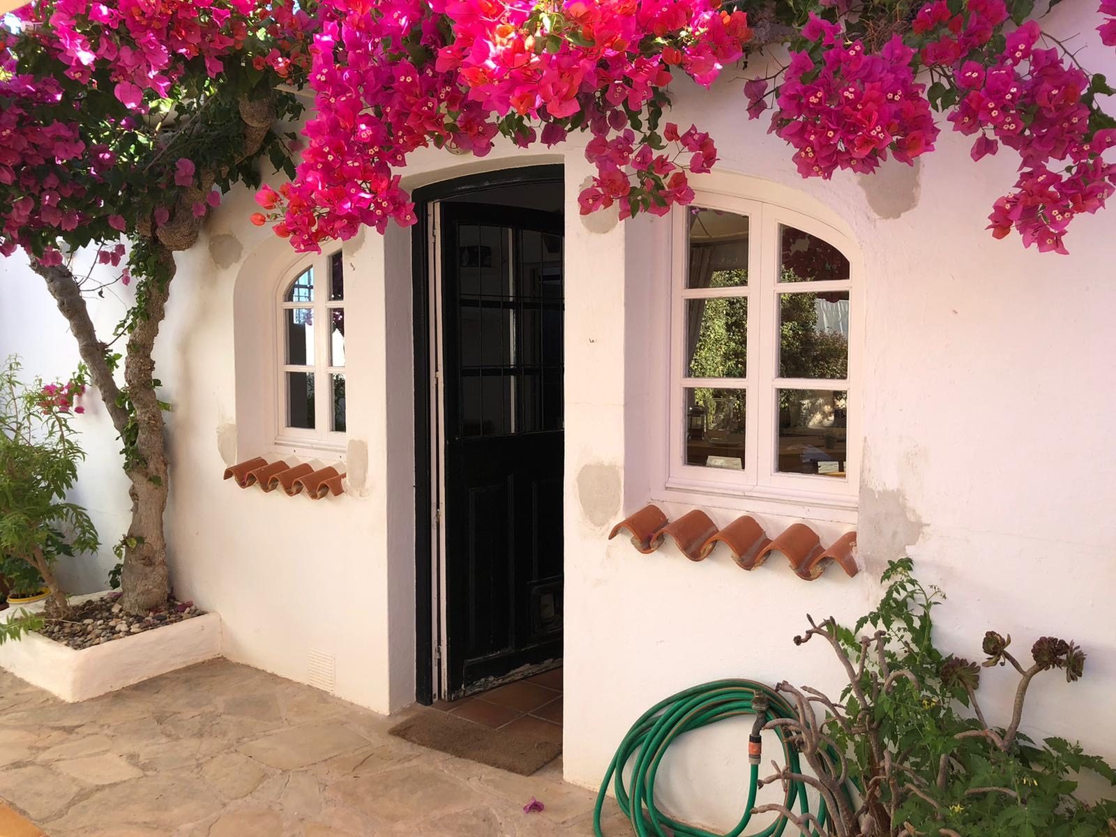 Plan large façade blanche bougainvillier, finca rénovée à Minorque, Agence MIND
