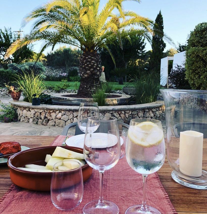 minorque_gros-apero-table-jardin_01