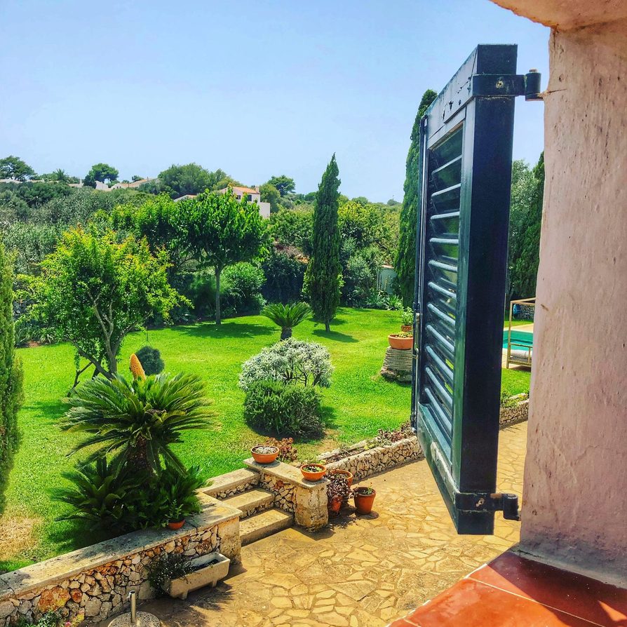 minorque_gros-volet-ouvert-sur-jardin_01