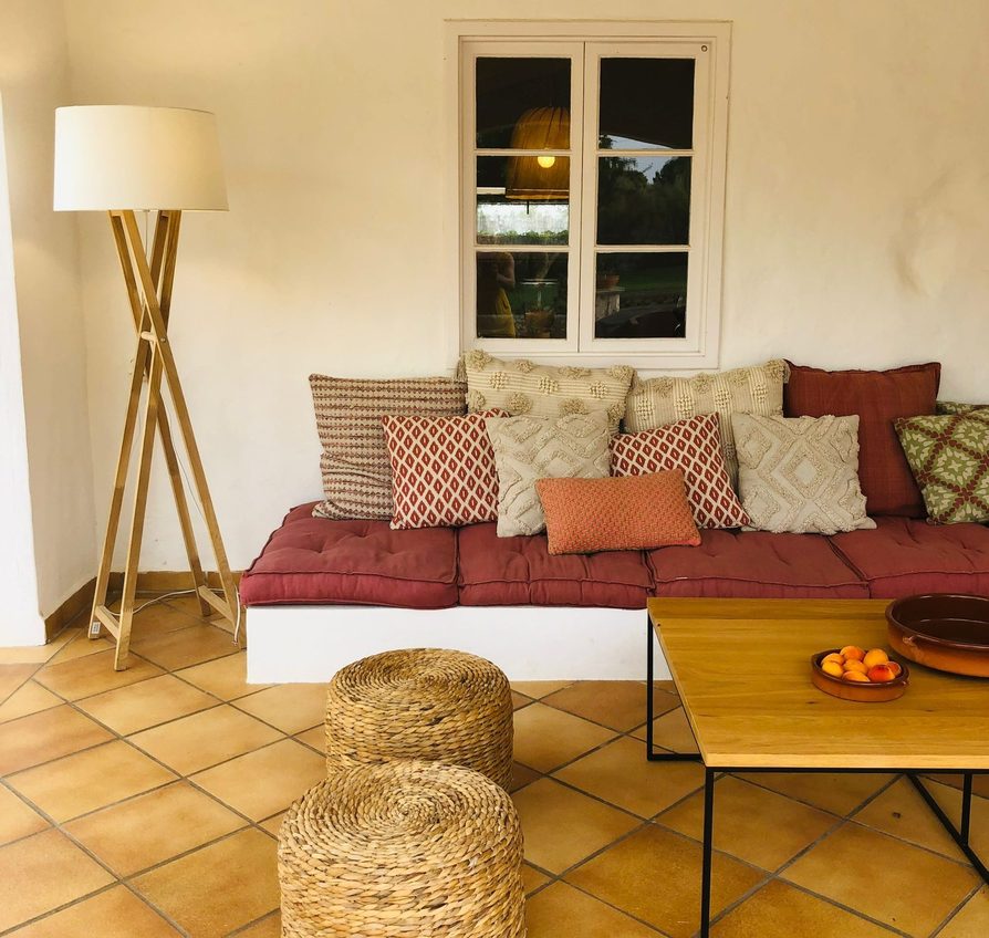 minorque_salon-ete-lampadaire-poufs_01